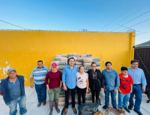 Entrega de materiales (cemento, arena y grava) para la construcción de la cerrada el Mezquite en Santiago Tepetitlán2